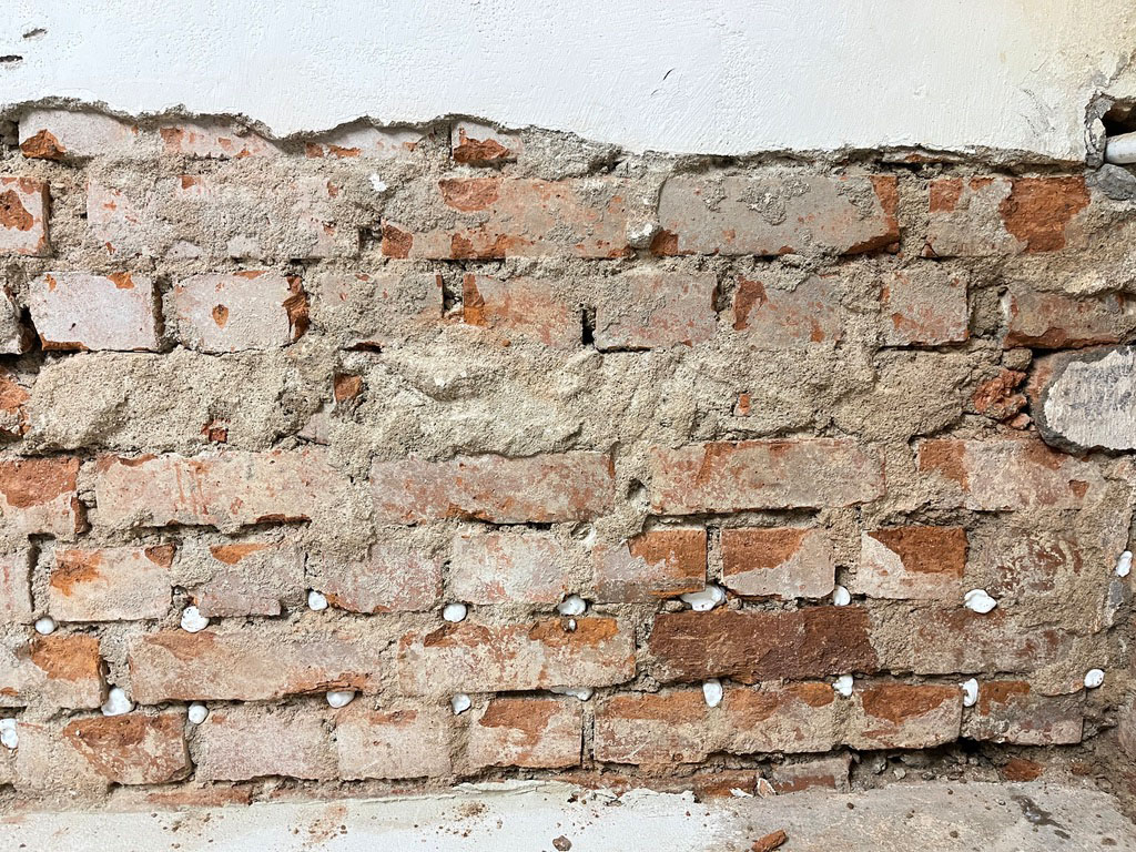 Abdichtung von Ziegelmauerwerk mit Horizontalsperre. Gefuellte Kapilare errichtet die Horizontalsperre - %sitename -% - 2026